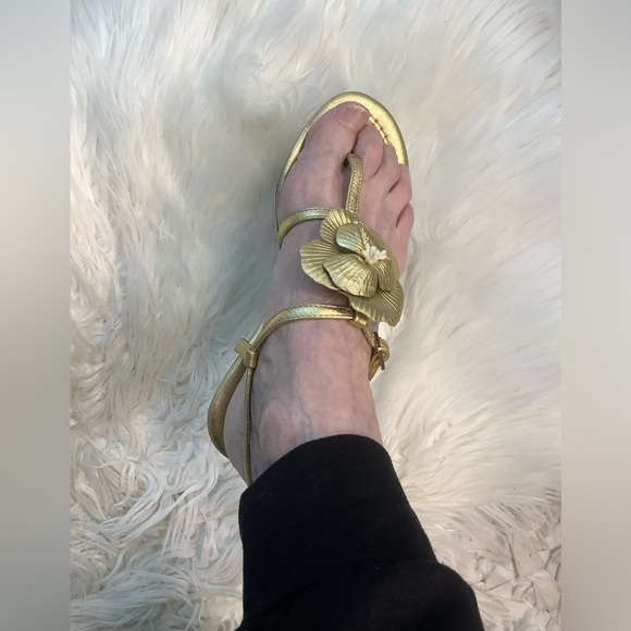 Kate Spade Gold Pearls-in-Flower Flat Sandals. 7 - Picture 7 of 8